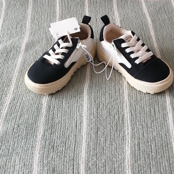 Minnie Mouse Sneakers - Picture 2 of 4